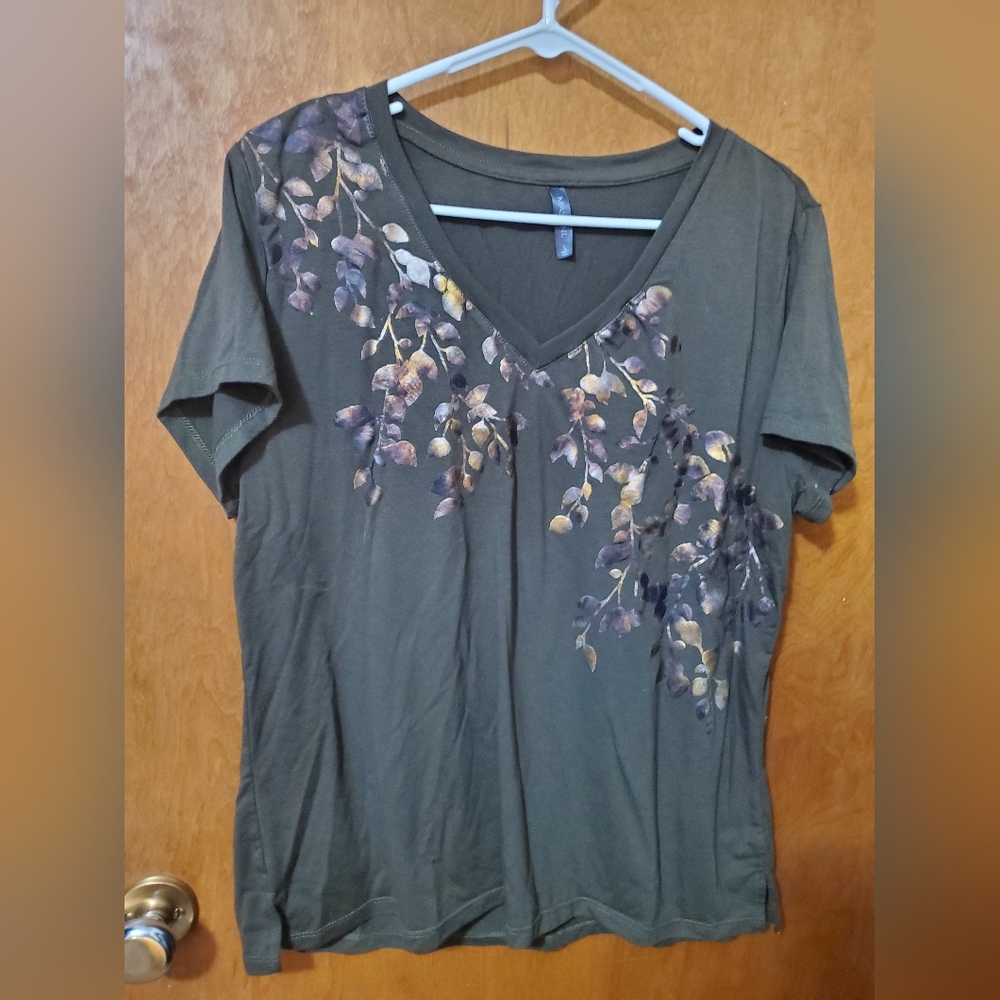 Massini Olive Floral V-Neck Tee With Bronze Leaf Design Size L